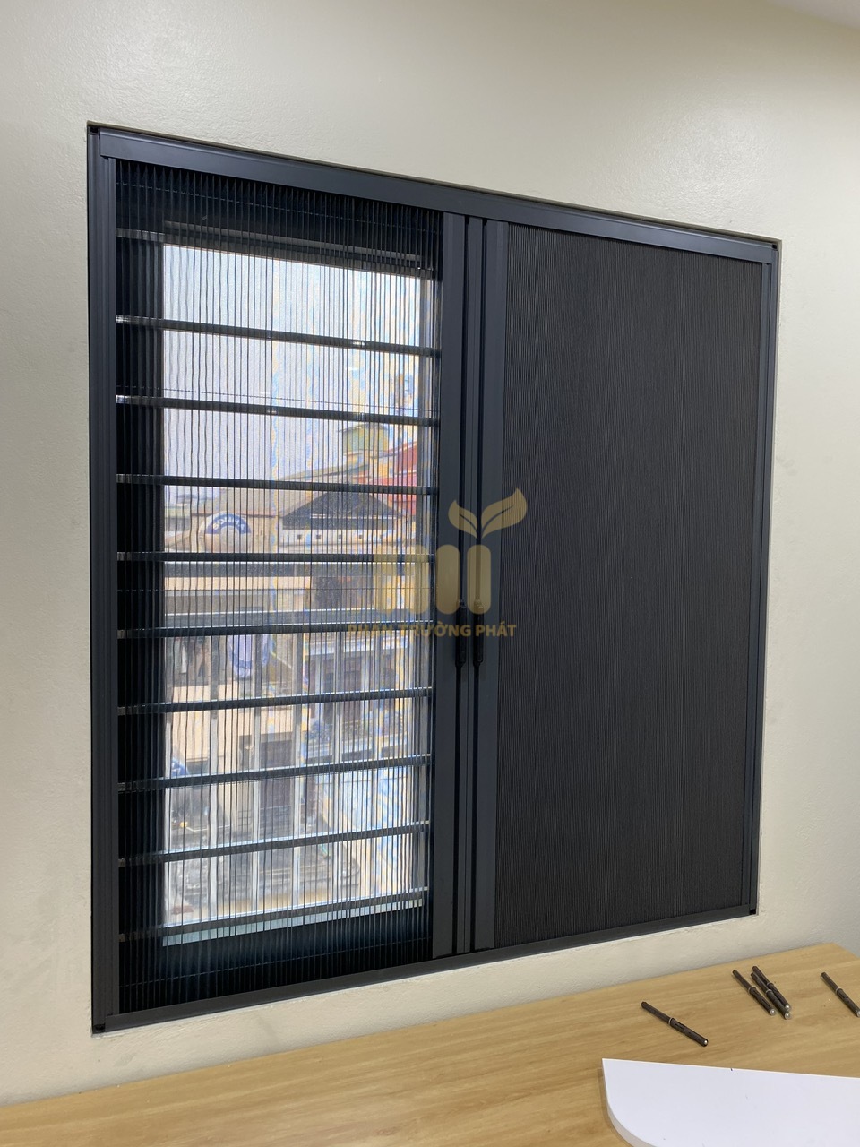 Cửa Lưới Xích Không Ray Kết Hợp Rèm Tổ Ong