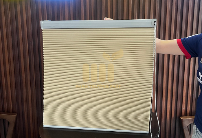 So sánh rèm tổ ong lùa lên hệ 30 và hệ 32 về độ dày ray, độ bền, cách nhiệt và ứng dụng